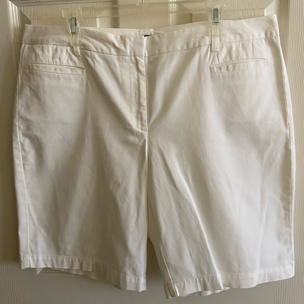 Lands' End Light Kaiak Bermuda Shorts Flat-Front Design. Women’s